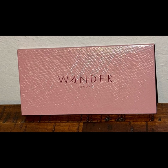Wander Beauty Getaway Palette - Picture 2 of 4
